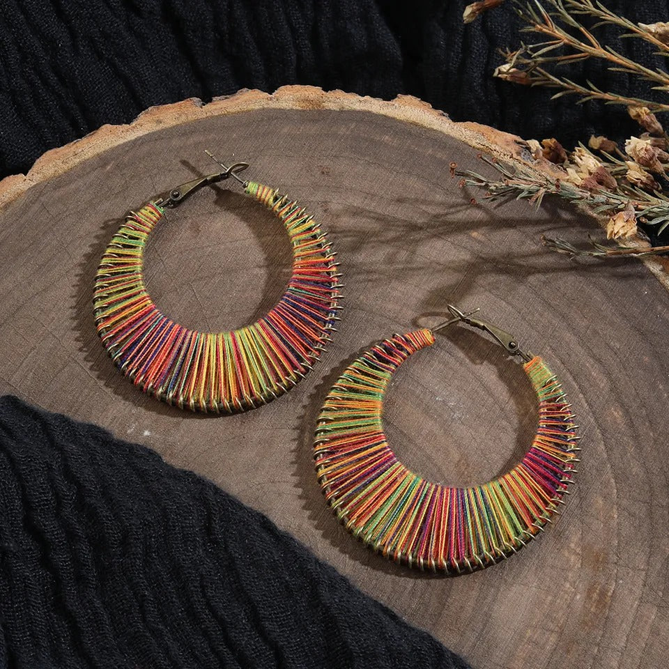 Aretes bohemios trenzados en forma circular